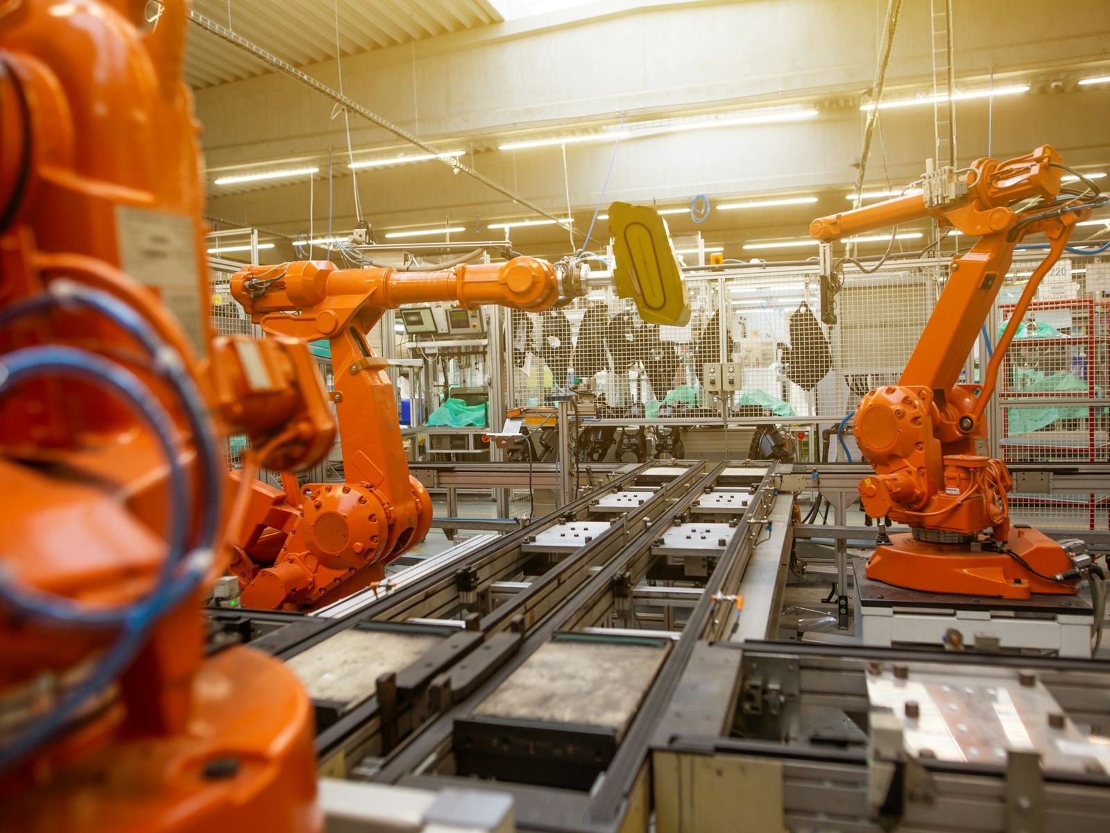 Výrobná linka s priemyselnými robotmi